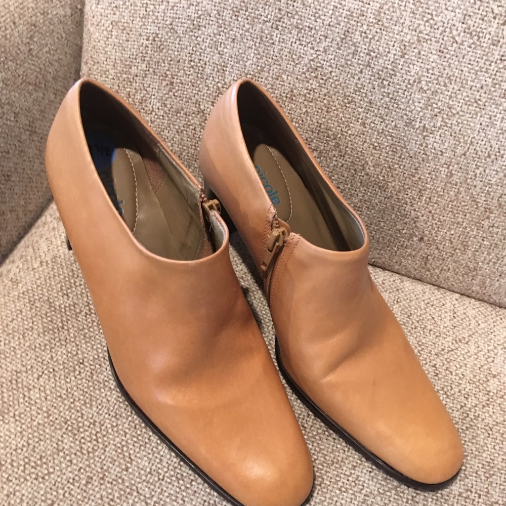 NWOT Nicole tan leather booties w/ side zippers